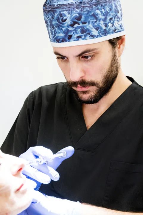 Medico dello Studio Pisano durante un trattamento di medicina estetica