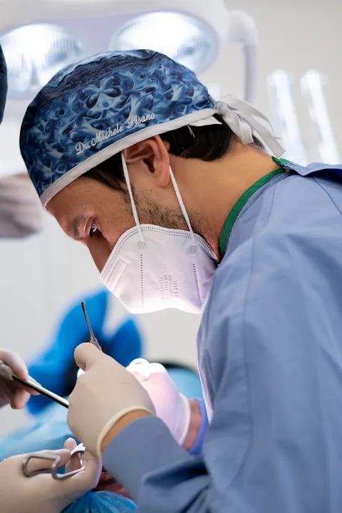 Medico dello Studio Pisano durante un trattamento odontoiatrico